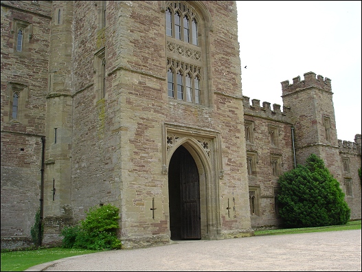 Hampton Court - main entrance, exterior