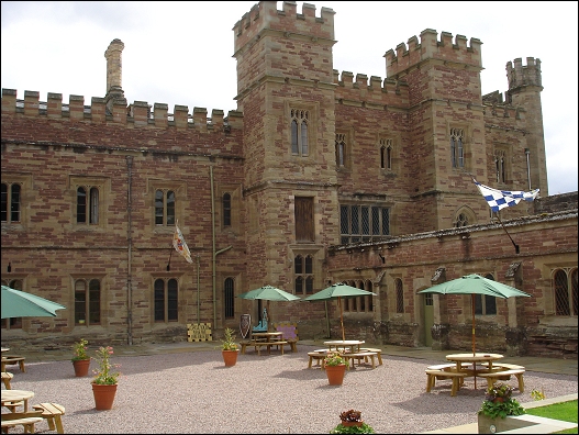 Hampton Court - Akwright courtyard